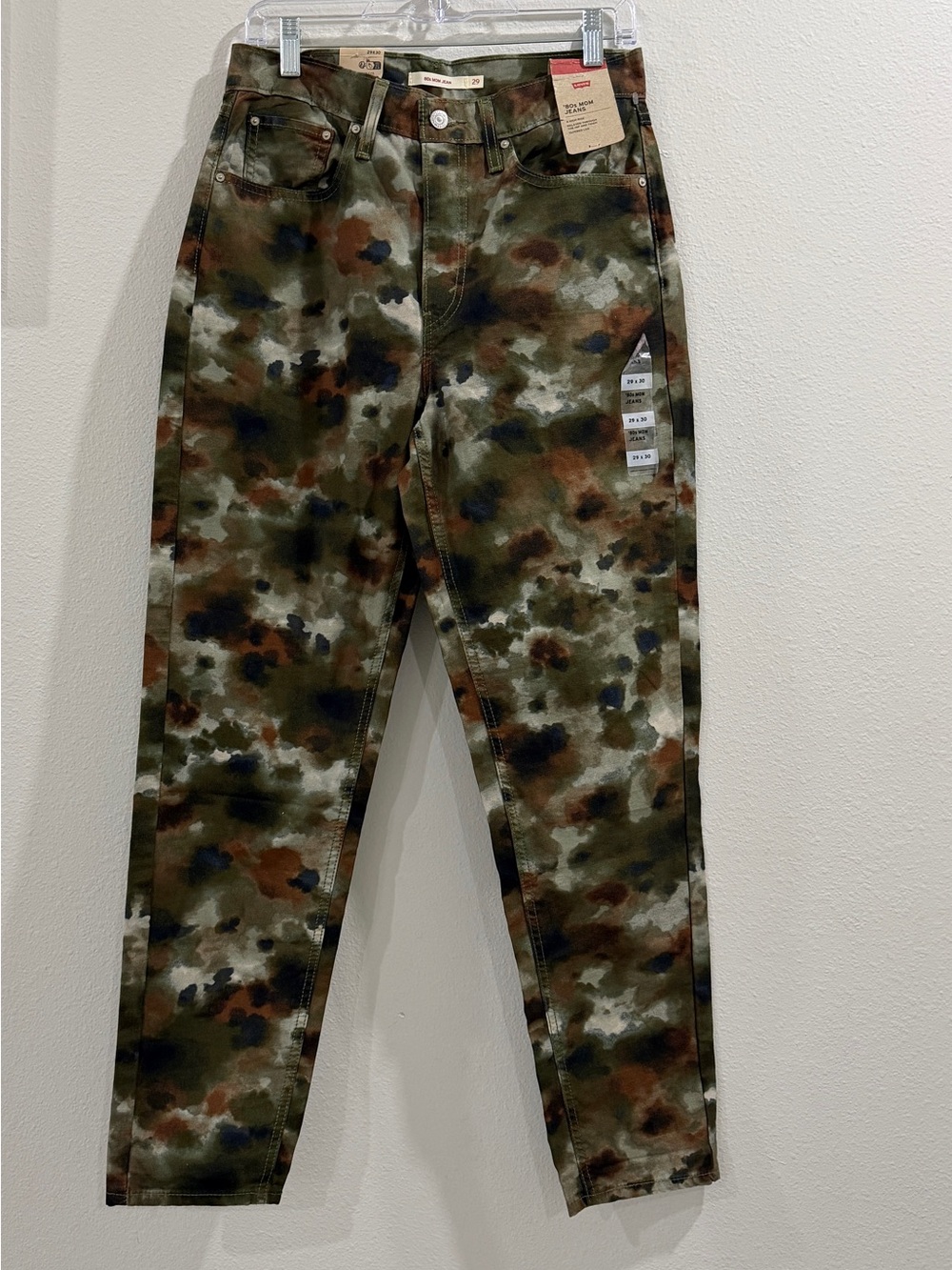 NWT-Women’s Levi’s Camouflage 80’s Mom Jeans high rise tapered leg 29x30